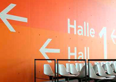 Messehalle mit Hinweisschildern