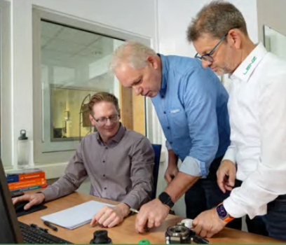 Team im Gespräch am Arbeitsplatz